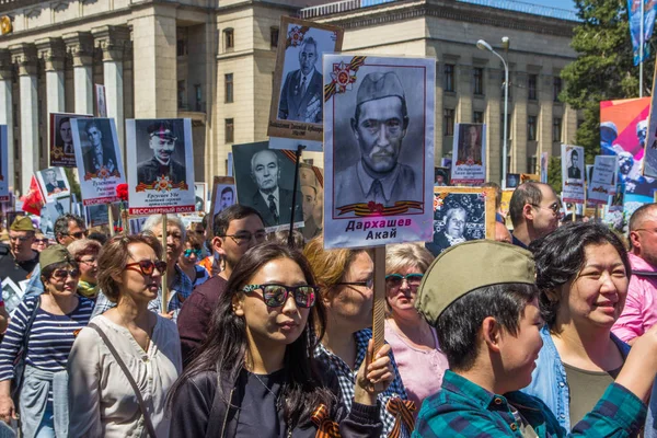 Almatı, Kazakistan - 9 Mayıs: Ölümsüz alayın yürüyüş sırasında V