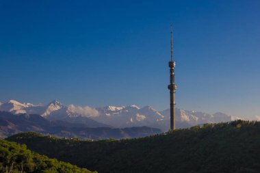 Kok Tobe hill ve dağlar görünümünde Bahar, Almatı, Kazakistan