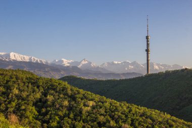 Kok Tobe hill ve dağlar görünümünde Bahar, Almatı, Kazakistan