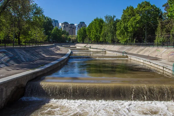 Bahar, Kazakistan Almatı şehrinde Vesnovka Nehri