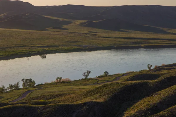 Řeka ili, Kazachstán. Stepní krajina na jaře — Stock fotografie