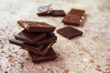 Fındık ile koyu çikolata yığın. Şekerli tatlı