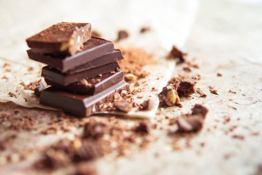 Koyu çikolata yığın fındık, seçici odak ile