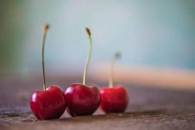 Kiraz ahşap tahta üzerinde. Ağaç kiraz, seçici odak