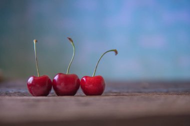 Kiraz ahşap tahta üzerinde. Ağaç kiraz, seçici odak