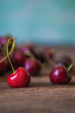 Kiraz ahşap bir masa bir rustik tarzda