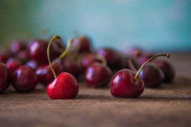 Kiraz ahşap bir masa bir rustik tarzda