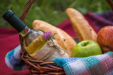 Doğa, kırmızı paket üzerinde piknik sepeti. Elma, beyaz şarap bir