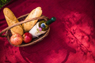 Piknik sepeti kırmızı battaniye üstten görünüm üzerinde. Elma, beyaz şarap bir