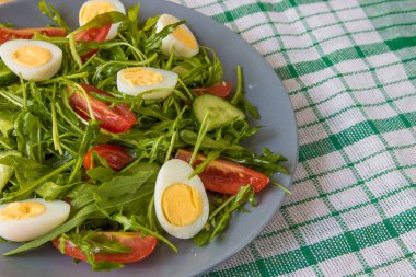 Roka, domates, yumurta ve salatalık ile taze yeşil salata