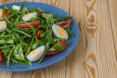 Roka, domates, yumurta ve salatalık ile taze yeşil salata