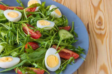 Roka, domates, yumurta ve salatalık ile taze yeşil salata