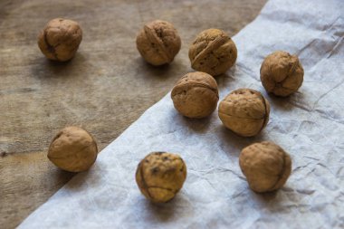 Ceviz ahşap masa üzerinde. Bütün taze ceviz