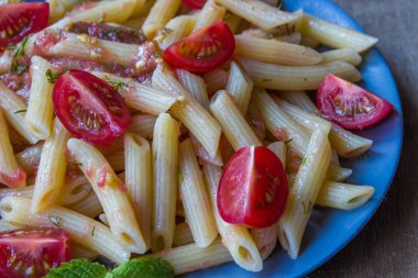 Domates ve biber biber ile makarna penne 