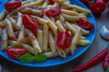 Domates ve biber biber ile makarna penne 