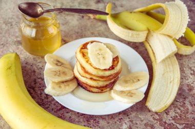 Muz ve ballı krep. Ev yapımı Kahvaltı