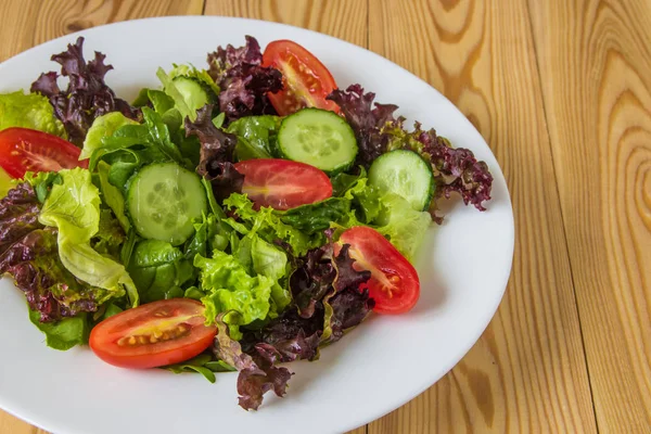 Insalata fresca con verdure miste, pomodoro ciliegia e cetriolo — Foto Stock