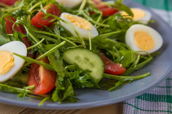 Insalata verde fresca con rucola, pomodori, uova e cetriolo — Foto Stock