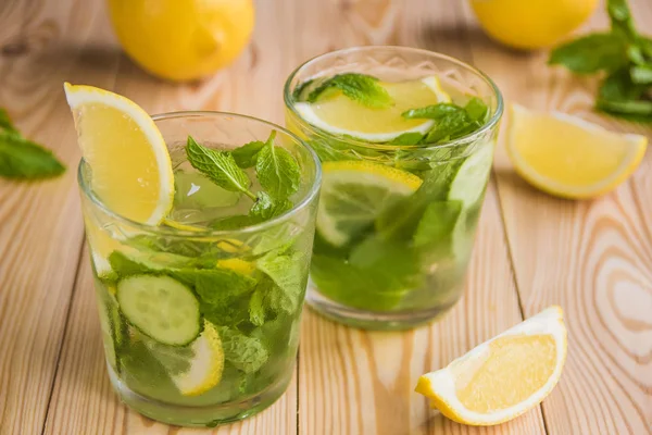 Desintoxicação de água, limonada orgânica fresca com gelo, pepino, limão e — Fotografia de Stock