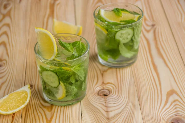 Detoks su, buz, salatalık, limon ile taze organik limonata bir