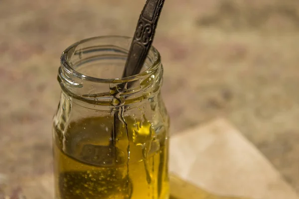 Bio-Honig pur im Glas. Nahaufnahme — Stockfoto