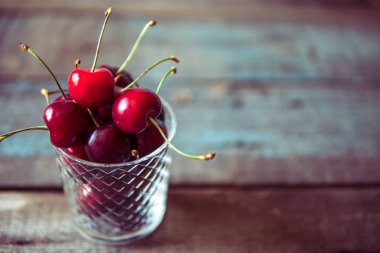 Kiraz. Taze tatlı büyük kiraz. Kırmızı organik kiraz