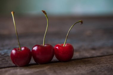 Kiraz ahşap tahta üzerinde. Ağaç kiraz, seçici odak