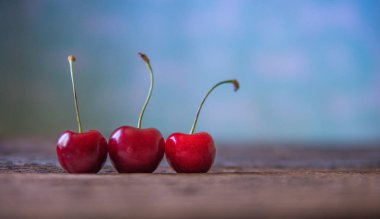 Kiraz ahşap tahta üzerinde. Ağaç kiraz, seçici odak