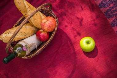 Piknik sepeti kırmızı battaniye üstten görünüm üzerinde. Elma, beyaz şarap bir