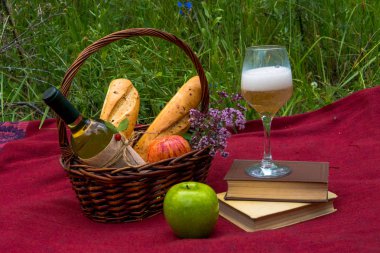 Piknik sepeti yiyecek ve içecek, doğa ile