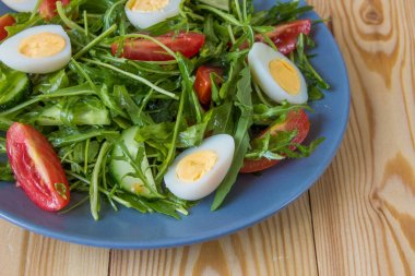 Roka, domates, yumurta ve salatalık ile taze yeşil salata