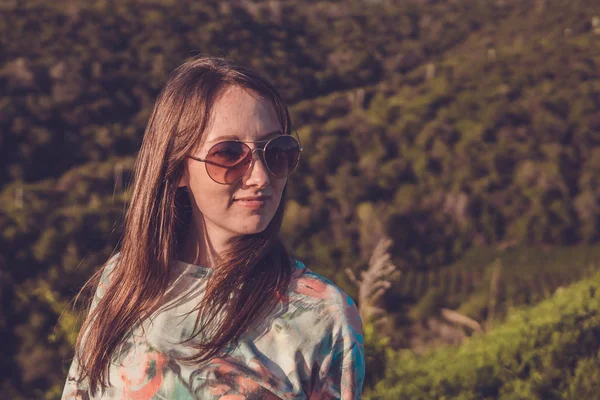 Dağlarda günbatımı zamanında genç ve güzel kadın.