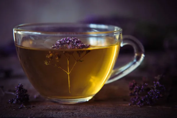 Green tea with herbals. Tea with oregano on the wooden backgroun — Stock Photo, Image