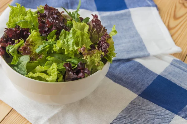 Salata yaprakları, mor marul, ıspanak, roka. Karışık taze sala