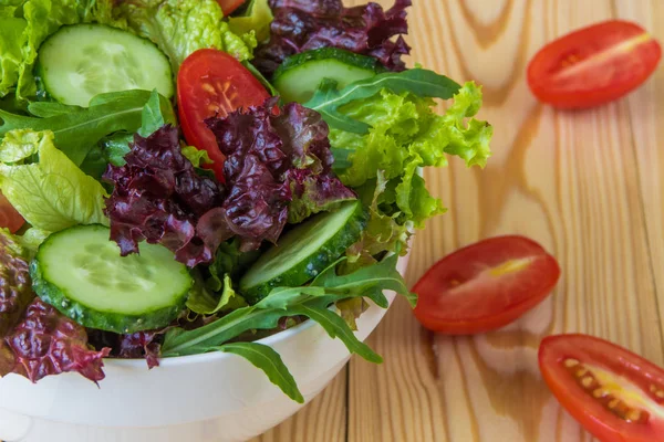 Taze salata karışık yeşillik, kiraz domates ve salatalık ile