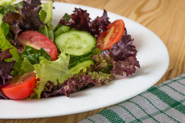 Vegyes zöldek, koktélparadicsom, uborka, friss saláta — Stock Fotó