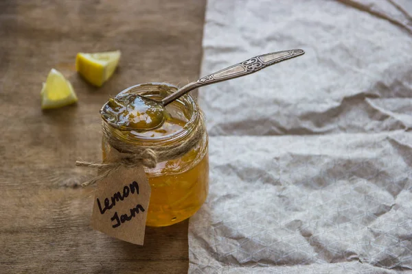 Házi citromos jam üvegedénybe. Bio friss sárga jam — Stock Fotó