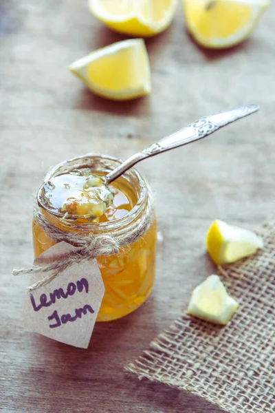 Selai lemon buatan sendiri dalam botol kaca. Selai kuning segar organik — Stok Foto