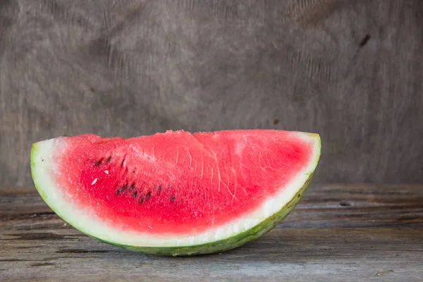 Karpuz dilimleri woodan tablo. Taze kırmızı karpuz. Rus