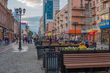 Yekaterinburg, Rusya Federasyonu - 1 Temmuz, 2017: Weiner Street Yekaterinburg tarihi merkezinde. Vaynera street - yerel Arbat