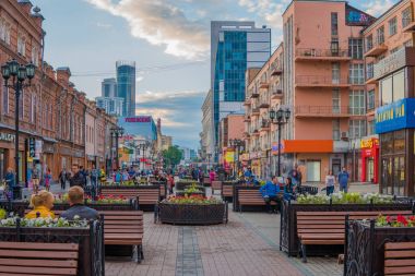 Yekaterinburg, Rusya Federasyonu - 1 Temmuz, 2017: Weiner Street Yekaterinburg tarihi merkezinde. Vaynera street - yerel Arbat