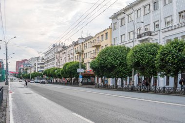 Yekaterinburg, Rusya Federasyonu - 1 Temmuz, 2017: Yekaterinburg merkezinde şehrin sokaklarında.
