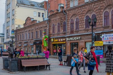 Yekaterinburg, Rusya Federasyonu - 1 Temmuz, 2017: Weiner Street Yekaterinburg tarihi merkezinde. Vaynera street - yerel Arbat