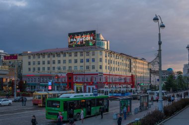 YEKATERINBURG, RUSSIA - 1 HAZİRAN, 2017: Lenin 'in merkez meydanı ve caddesi. Yekaterinburg 'un merkezinde bir sokak..