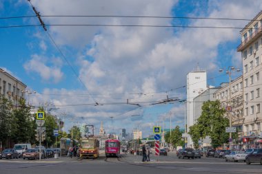 Ekaterinburg, Rusya - 3 Temmuz 2017: Şehir sokakları, Yekaterinburg merkezinde.