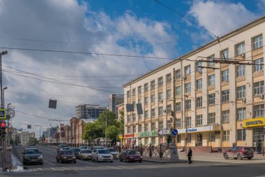 Ekaterinburg, Rusya - 3 Temmuz 2017: Şehir sokakları, Yekaterinburg merkezinde.