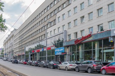 Ekaterinburg, Rusya - 3 Temmuz 2017: Şehir sokakları, Yekaterinburg merkezinde.