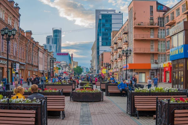Yekaterinburg, Rusya Federasyonu - 1 Temmuz, 2017: Weiner Street Yekaterinburg tarihi merkezinde. Vaynera street - yerel Arbat