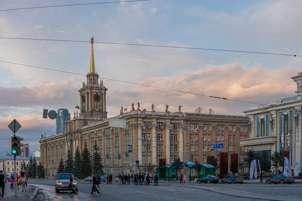 YEKATERINBURG, RUSSIA - 1 HAZİRAN, 2017: Lenin 'in merkez meydanı ve caddesi. Yekaterinburg 'un merkezinde bir sokak..