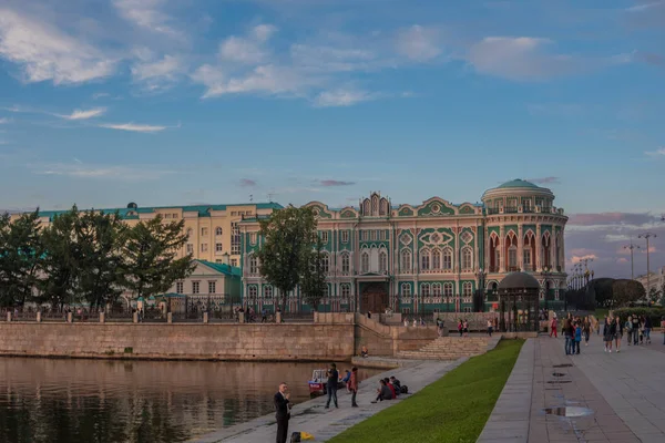 Yekaterinburg Russia July 2017 Quay City Pond Sevastyanov House Sunset — Stock Photo, Image